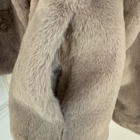 Abercrombie & Fitch Faux Fur Jacket - Soft Gray/Tan Women’s Size L - Picture 7 of 11